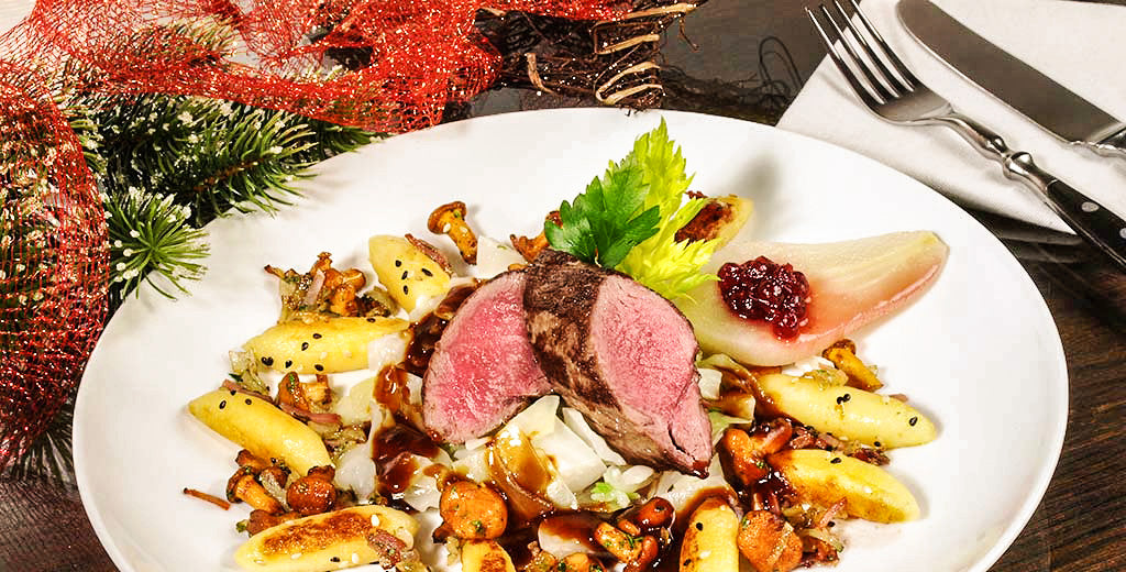 Weihnachtsmenü (Hauptgang): Rehrücken mit karamellisiertem Chicorée und Kartoffelhäufchen